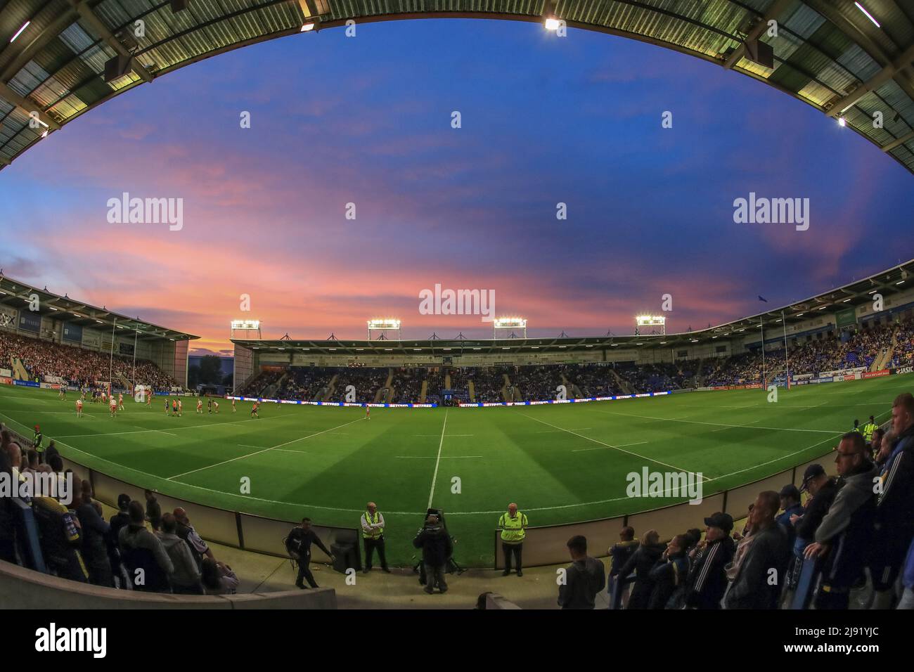 Warrington, Großbritannien. 19.. Mai 2022. Ein Sonnenuntergang über dem Halliwell Jones Stadium während des Spiels in Warrington, Großbritannien am 5/19/2022. (Foto von Mark Cosgrove/News Images/Sipa USA) Quelle: SIPA USA/Alamy Live News Stockfoto