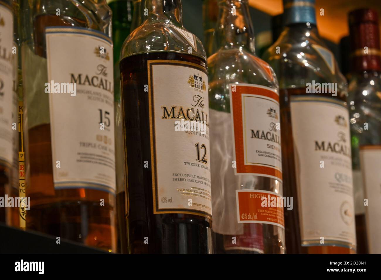 Whiskey-Auswahl auf dem Display Stockfoto