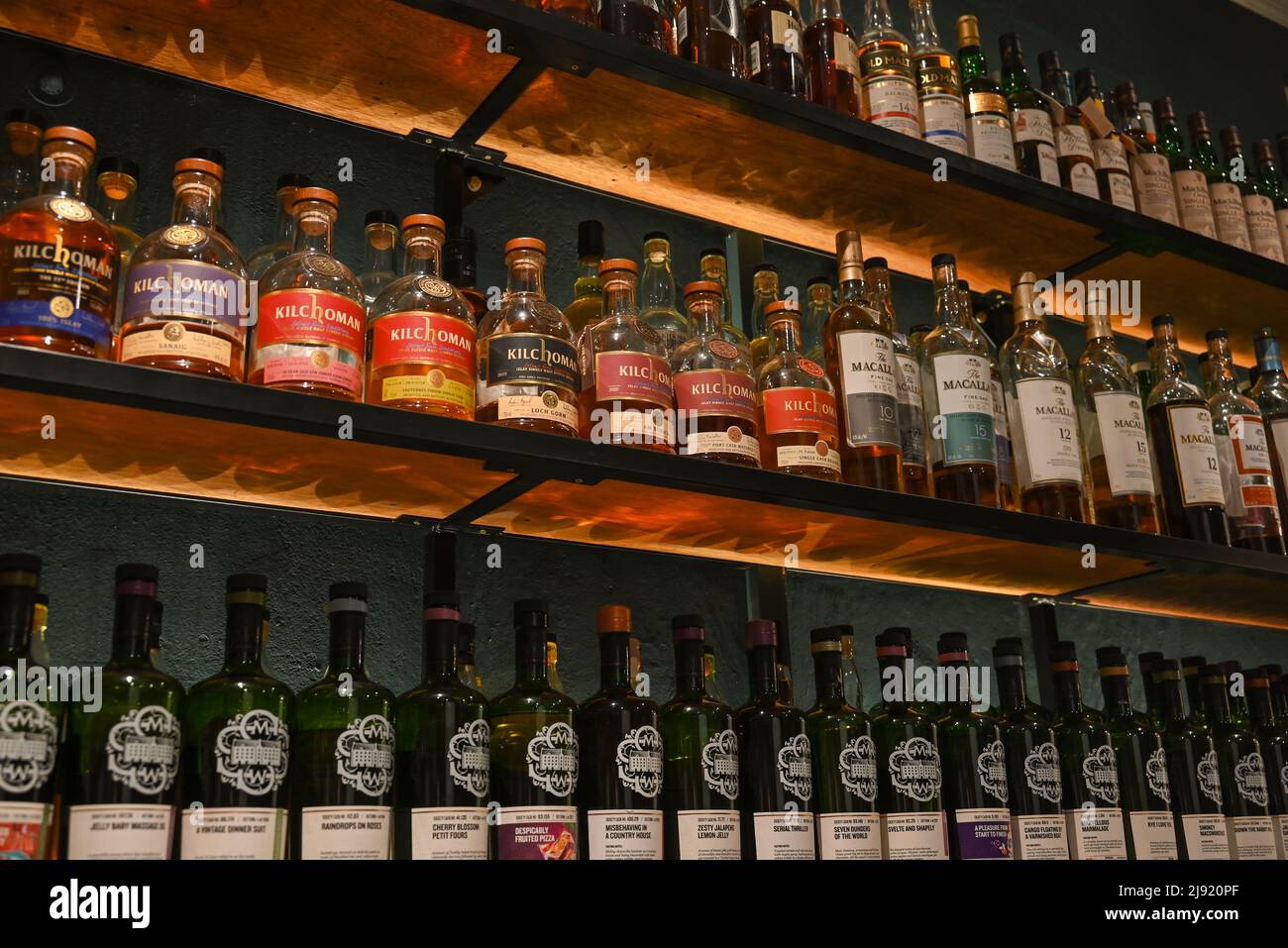 Whiskey-Auswahl auf dem Display Stockfoto