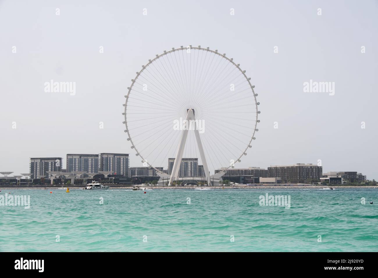 Wunderschöne Aufnahme vom Meer und Jumeirah Beach mit Blick auf das Riesenrad von Dubai Stockfoto