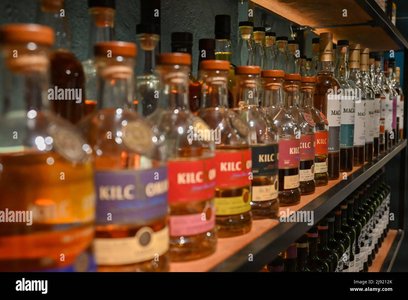 Whiskey-Auswahl auf dem Display Stockfoto