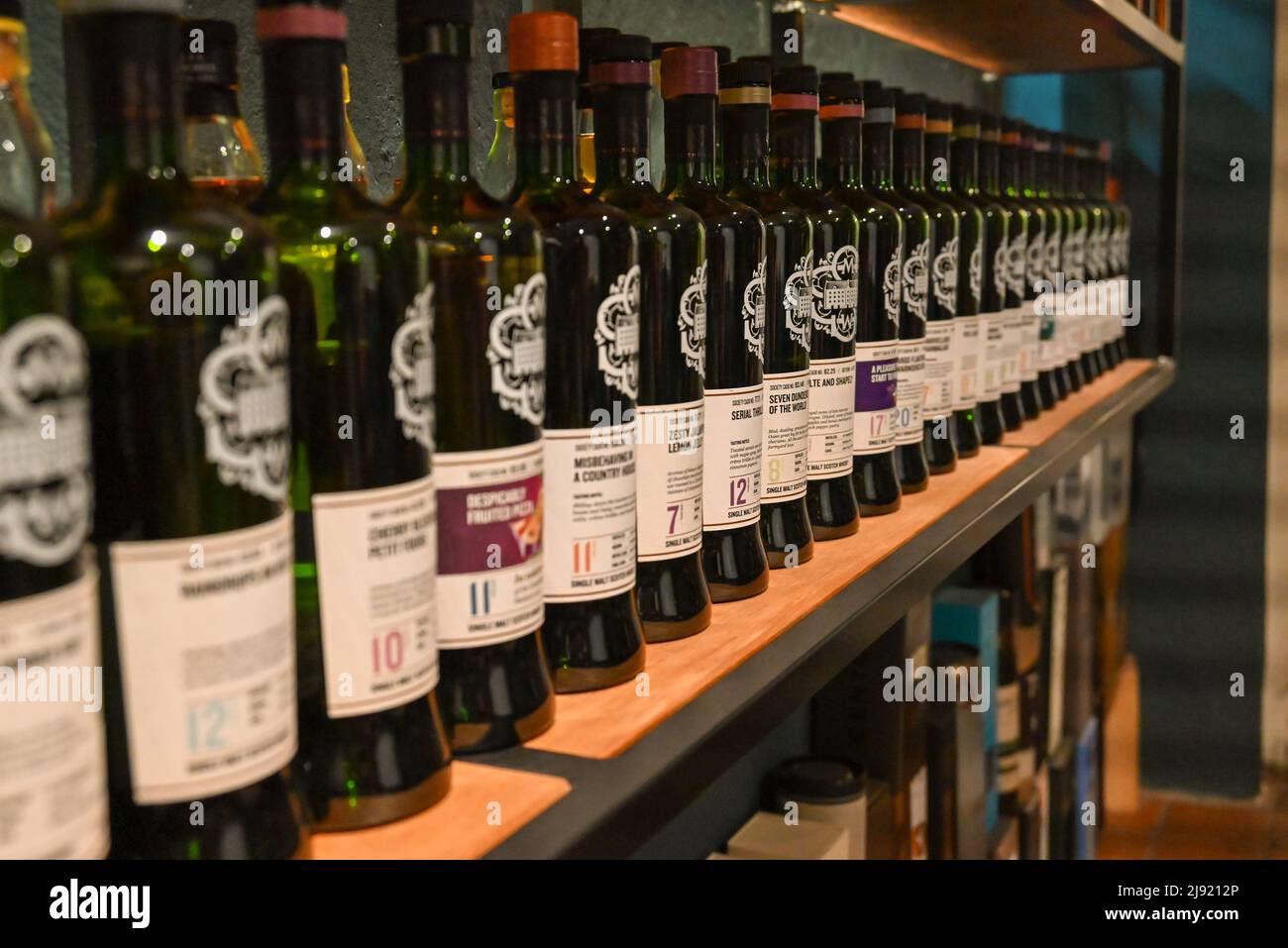 Whiskey-Auswahl auf dem Display Stockfoto