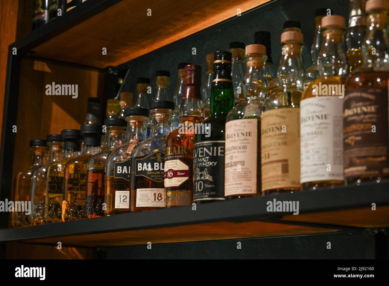 Whiskey-Auswahl auf dem Display Stockfoto