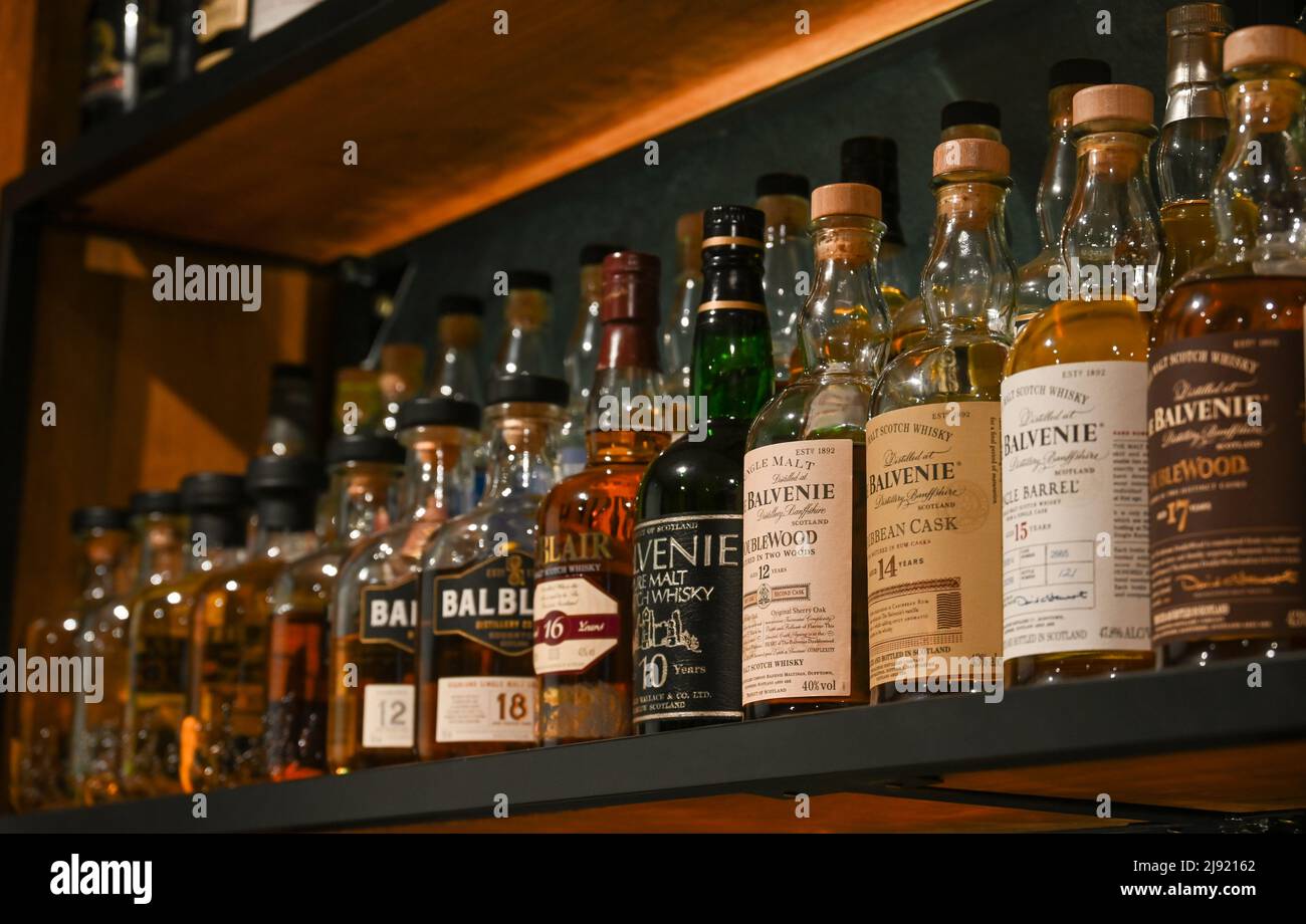 Whiskey-Auswahl auf dem Display Stockfoto