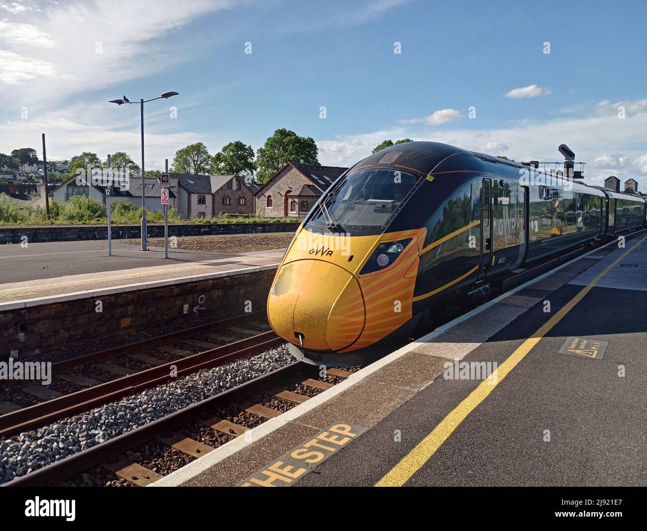 Ein zweistufiger GWR-Personenzug der British Rail-Klasse 800 am Bahnhof Newton Abbot, Devon, England, Großbritannien. Stockfoto