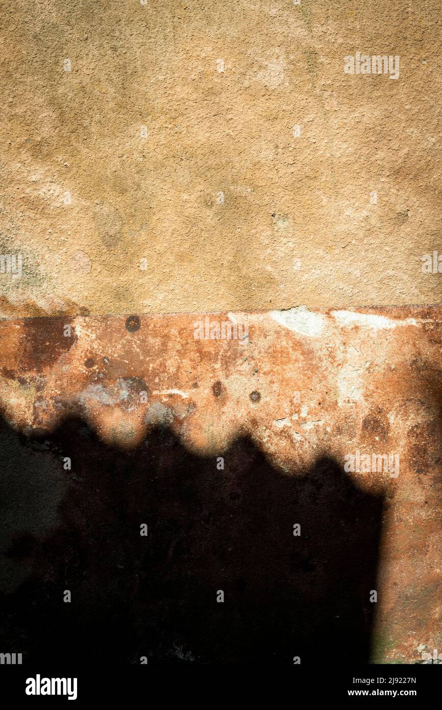 Schatten eines Daches auf einer beschädigten Wand, Frankreich Stockfoto