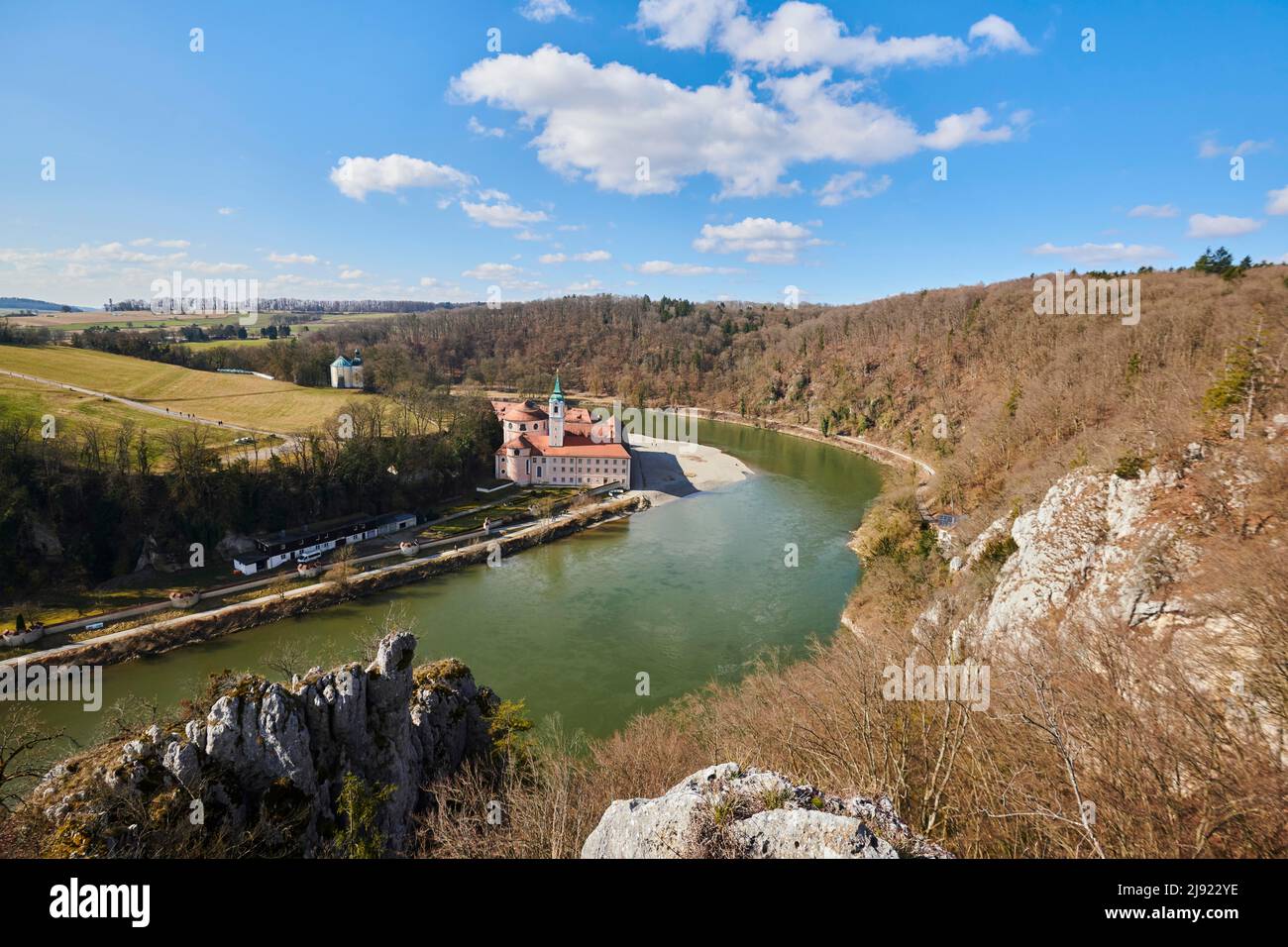 Donauschlucht bei Weltenburg (Donaudurchbruch bei Weltenburg) und Kloster Weltenburg im Frühjahr, Weltenburg Narrows, Bayern, Deutschland Stockfoto