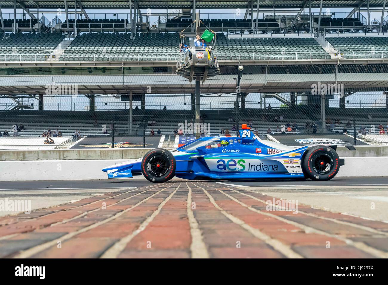 Indianapolis, Indiana, USA. 19.. Mai 2022. SAGE KARAM (24) aus den Vereinigten Staaten überquert den Hof aus Ziegelsteinen während eines Trainings für die Indianapolis 500 auf dem Indianapolis Motor Speedway in Indianapolis Indiana. (Bild: © Walter G. Arce Sr./ZUMA Press Wire) Stockfoto