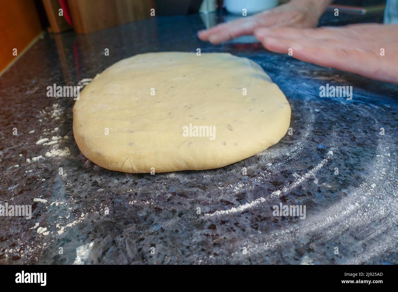 Schwäbische Küche, Zubereitung Ulmer Zuckerbrot, süßer Hefeteig mit Fenchelsamen, ungebrannter Teig, kneten, Mehl, backen, Vegetarisch, Herren Stockfoto