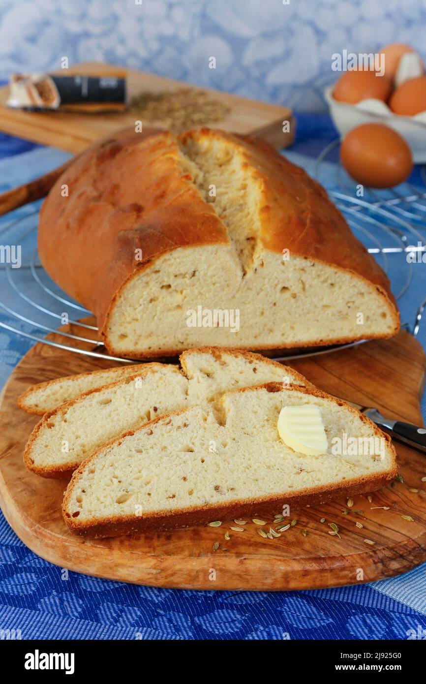 Schwäbische Küche, Ulmer Zuckerbrot, süßer Hefeteig mit Fenchelsamen, gebackenes, geschnittenes Brot, Kühlgitter, Butter, Anise im Rücken Stockfoto