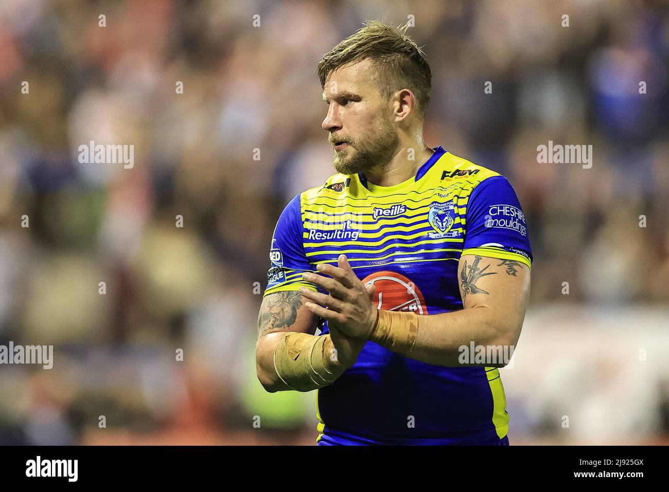 Warrington, Großbritannien. 19.. Mai 2022. Mike Cooper #10 von Warrington Wolves applaudiert den Fans nach dem letzten Hooter in Warrington, Großbritannien am 5/19/2022. (Foto von Mark Cosgrove/News Images/Sipa USA) Quelle: SIPA USA/Alamy Live News Stockfoto