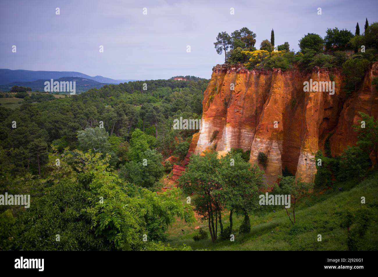 Felswand, ockerfarbener Lehrpfad, Le Sentier des Ocres, ehemaliges Ockerbergbaugebiet, ockerfarbene Felsen, Roussillon, Luberon, Vaucluse Stockfoto