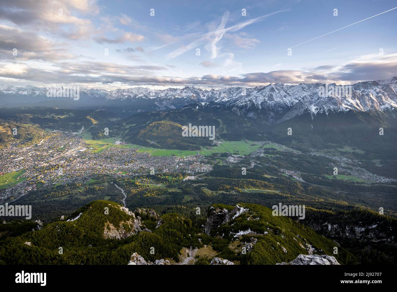Garmisch-Partenkirchen, Stadtansicht, Blick vom Kramerspitz, Wettersteingebirge im Hintergrund, Bayern, Deutschland Stockfoto