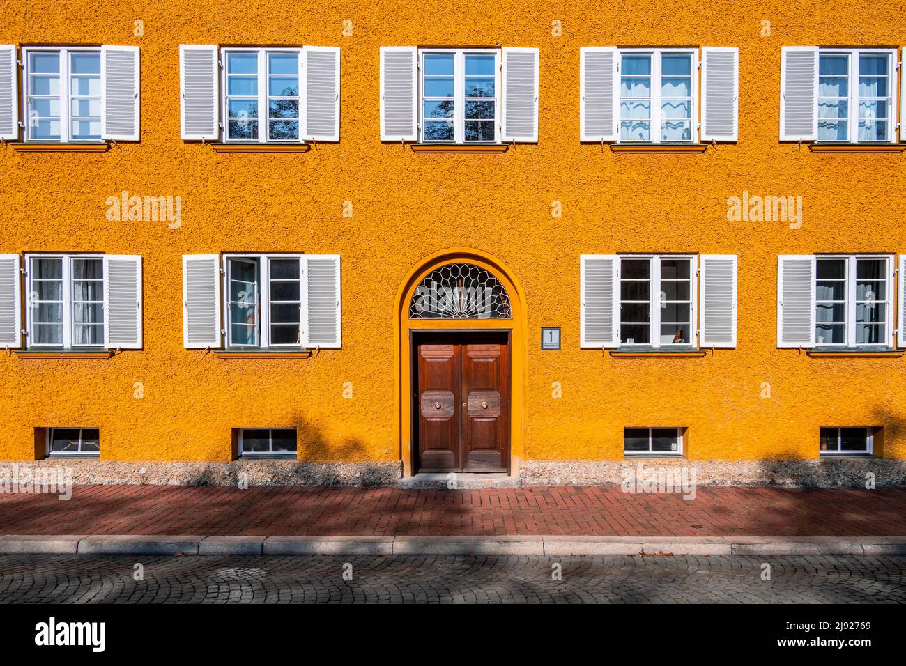 Gelbe Mehrfamilienhäuser, Borstei, denkmalgeschützte Wohnsiedlung, Stadtteil Moosach, München, Bayern, Deutschland Stockfoto