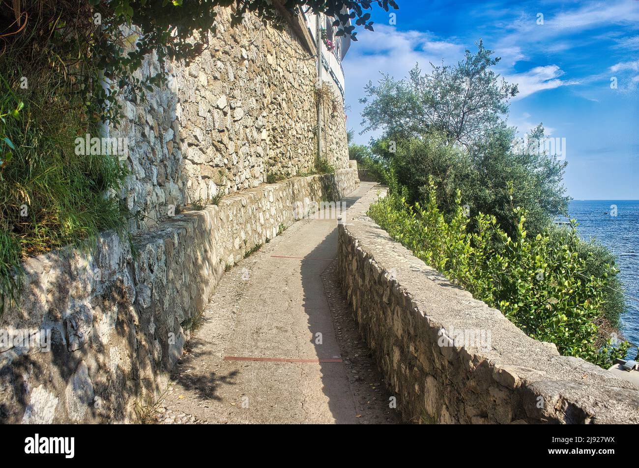Die schöne Touristenstadt Positano, einer der schönsten Orte an der Amalfiküste und Italien - Positano, Salerno, Kampanien, Italien. Stockfoto