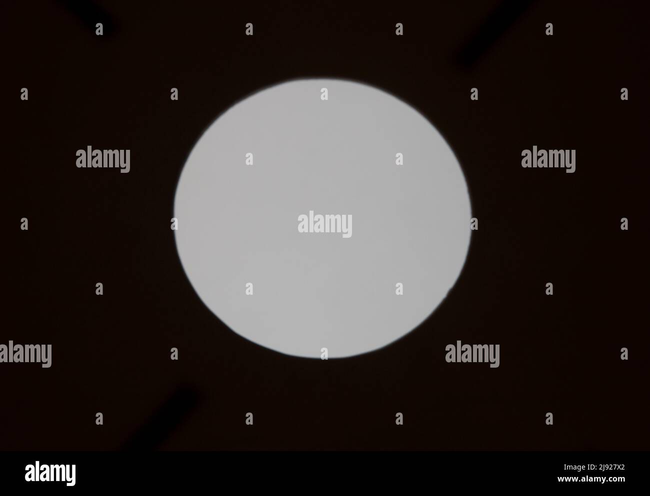 Weißer Kreis auf schwarzem Hintergrund Stockfoto