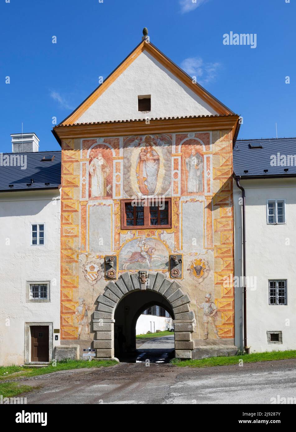 Haupttor mit Fresken, Zisterzienserabtei Vyssi Brod, Vyssi Brod, Hohenfurth, Sumava, Südböhmen, Böhmen, Tschechische Republik Stockfoto