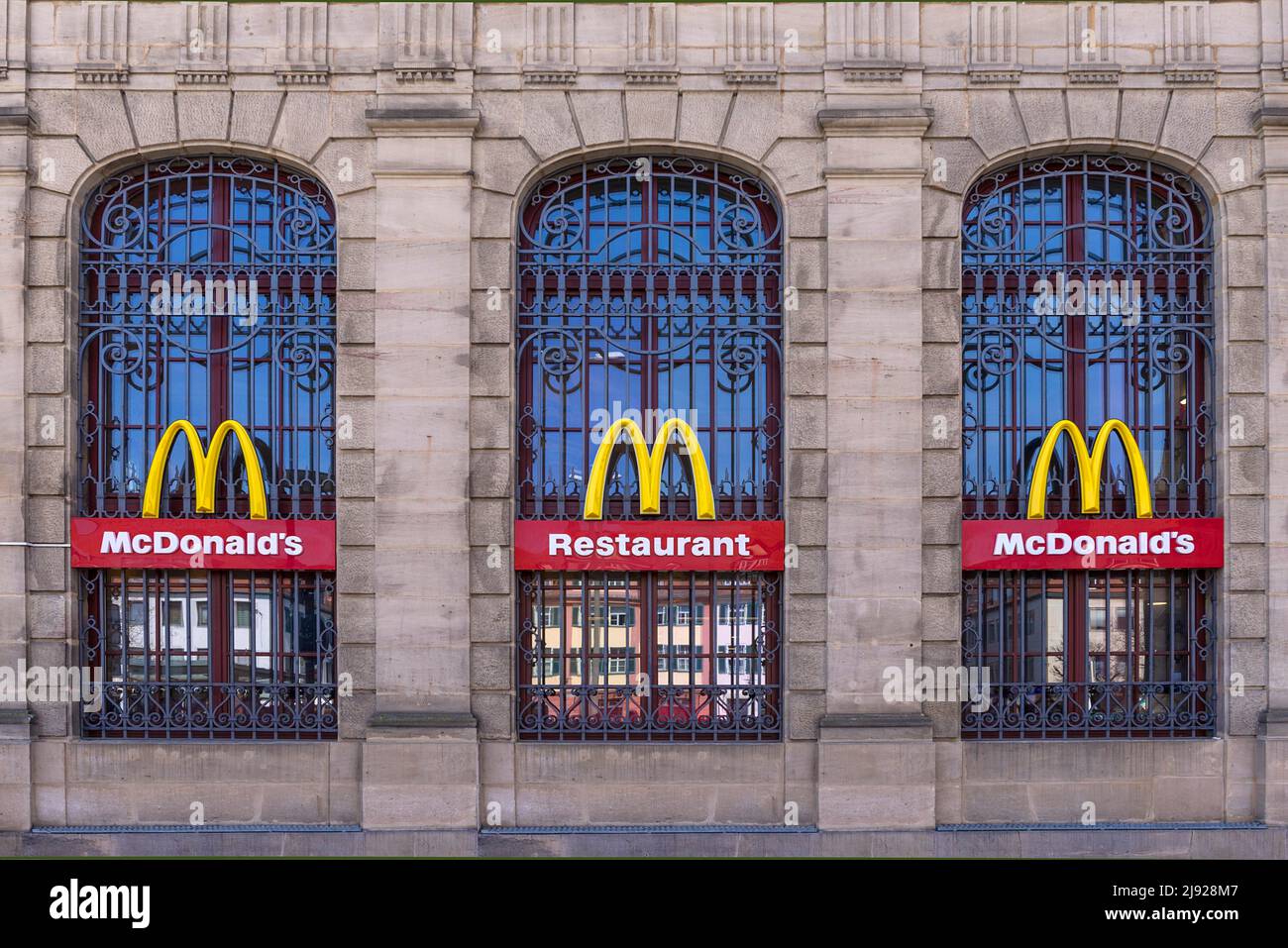 MC Donald Logos auf den Fenstern eines historischen Postgebäudes, Erlangen, Mittelfranken, Bayern, Deutschland Stockfoto