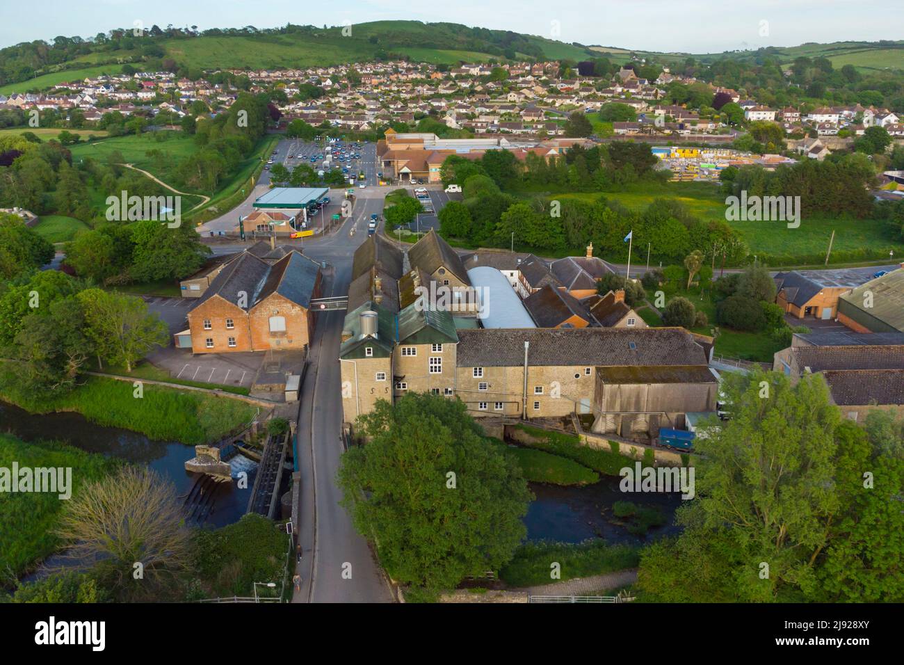 Allgemeiner Blick aus der Luft der historischen JC & RH Palmers Ltd The Old Brewery, die neben dem Fluss Brit in Bridport in Dorset liegt. Die Brauerei wa Stockfoto