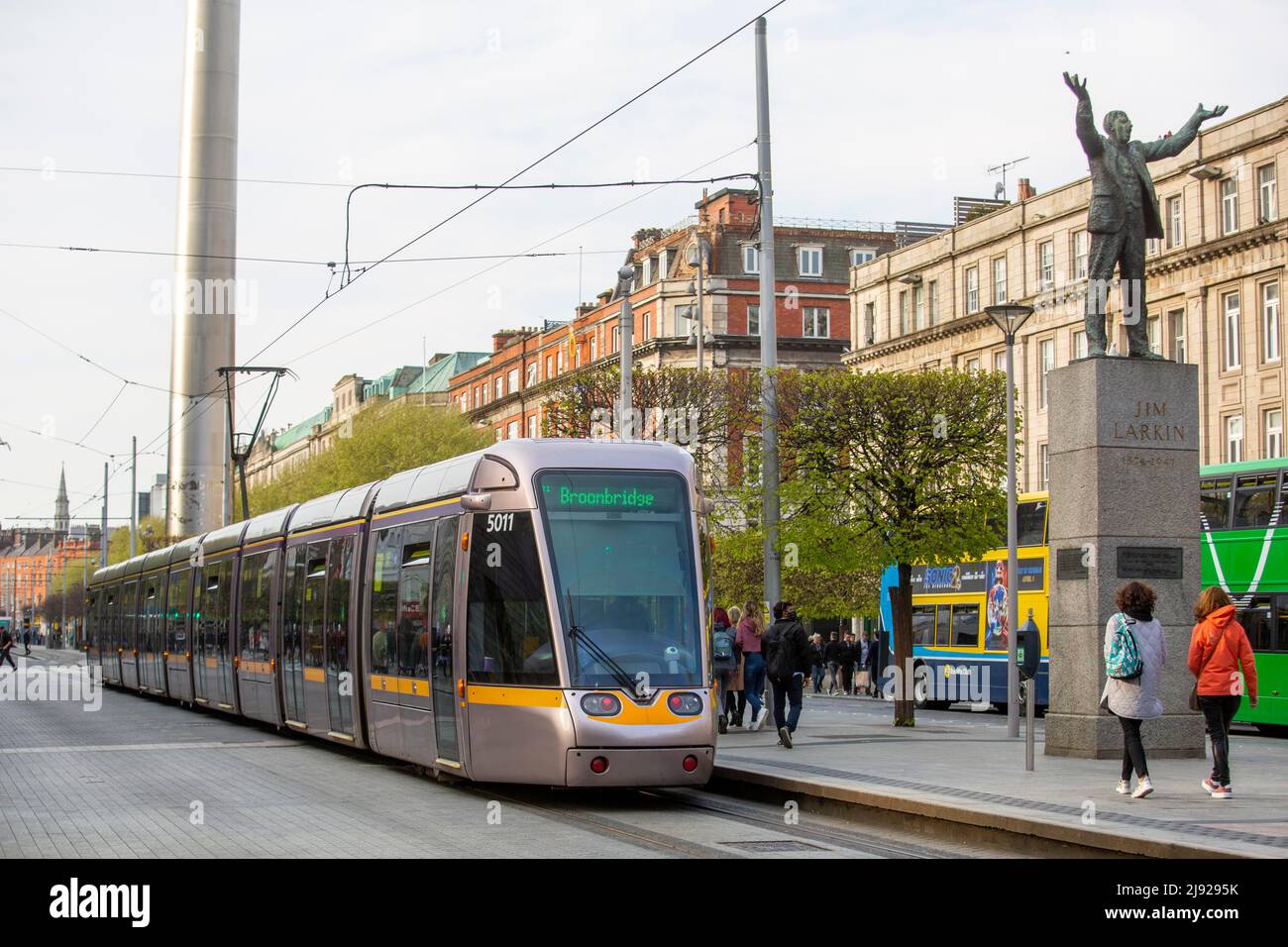 Menschen, die in die Luas-Straßenbahn in der OConnell Street neben der Jim Larkin-Statue gehen. Dublin, Irland Stockfoto