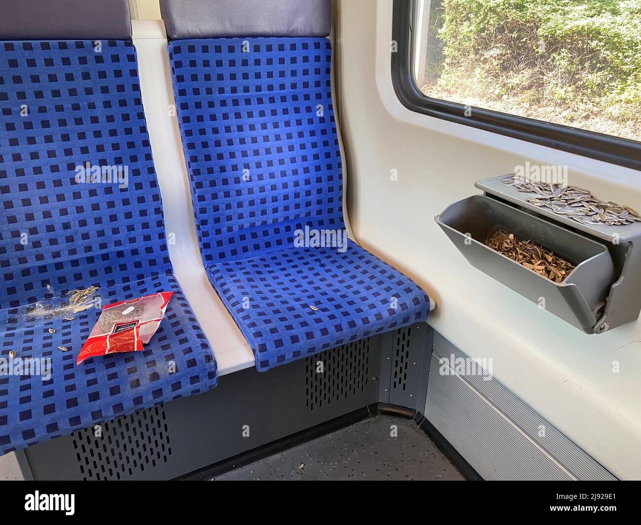 Sonnenblumenkerne, kontaminierter Sitzbereich, S-Bahn, Stuttgart, Baden-Württemberg, Deutschland Stockfoto