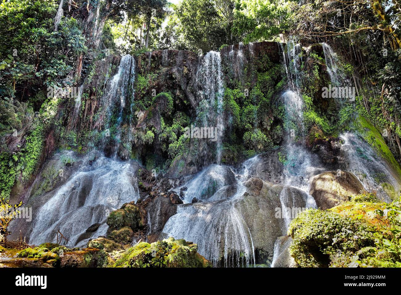 El Nicho Wasserfälle, auf dem Wasserweg, Sendero Reino de las Aguas, Collantes Heights, Gran Parque Natural Topes de Collantes, Naturschutzgebiet Stockfoto