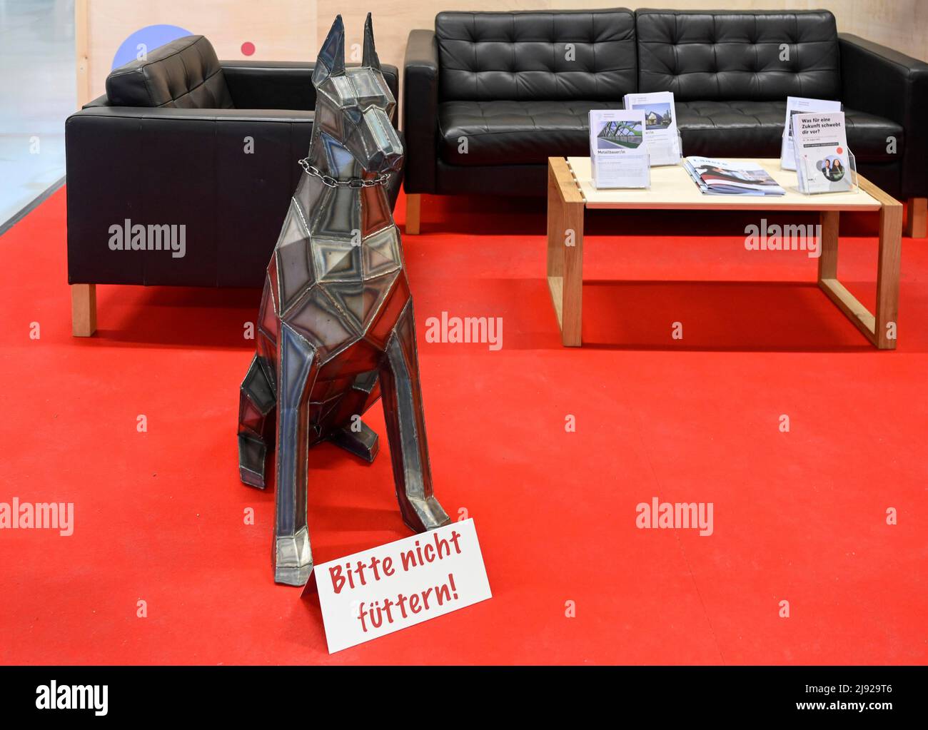 Hund Mit Metallfigur, Schild Bitte Nicht Füttern Stockfoto