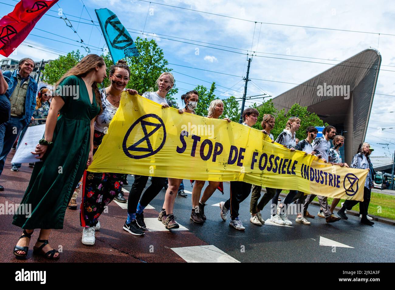 Rotterdam, Niederlande, 19/05/2022, Aktivisten halten während der Demonstration ein Banner. Mit diesem Protest startete die Klimaorganisation Extinction Rebellion (XR) eine Kampagne, um ein Ende der fossilen Industrie und einen klimafreundigen Übergang zu fordern. Hunderte von Aktivisten versammelten sich am Hauptbahnhof von Rotterdam und marschierten von dort aus durch die Stadt, darunter mehrere künstlerische Darbietungen. Diese Kampagne dauert bis zum 24.. Mai und wird auf mehrere disruptive Aktionen und Workshops zählen, um Notfallmaßnahmen gegen die Klima- und Umweltkrise zu fordern. Stockfoto