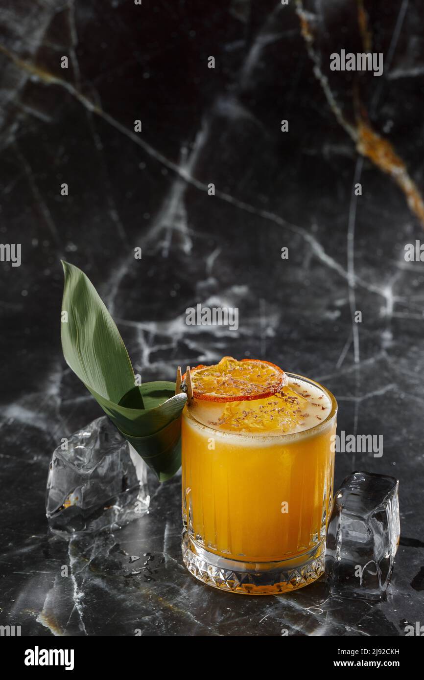 Mai Tai Trendy alkoholischer Cocktail mit Rum, Likör, Sirup, Limettensaft, Minze und zerkleinertem Eis. Dunkler Hintergrund, Kopierbereich. Stockfoto