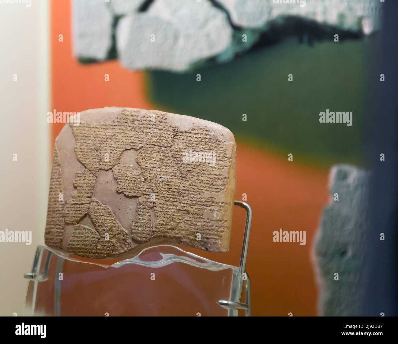 Istanbul, Türkei - 01. Januar 2021: Tontafeln mit Keilschrift im antiken Orientmuseum des Archäologischen Museums Stockfoto