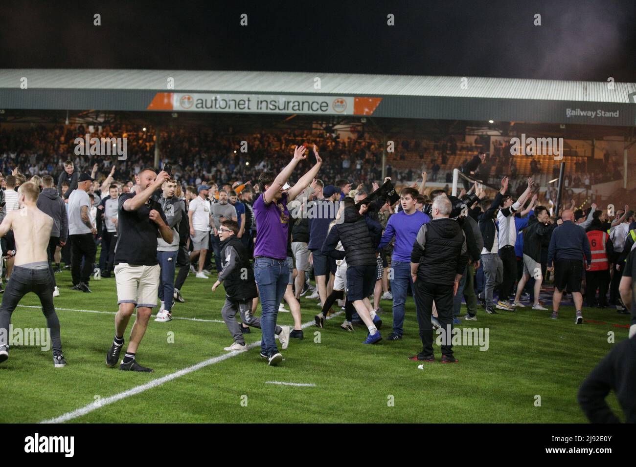 Burslem, Großbritannien. 19.. Mai 2022. Anhänger von Port Vale dringen auf das Spielfeld ein, nachdem ihr Team das Elfmeterschießen während des Play-Off-Halbfinalmatches der EFL Sky Bet League 2 zwischen Port Vale und Swindon Town am 19. Mai 2022 in Vale Park, Burslem, England, gewonnen hat. Foto von Jurek Biegus. Nur zur redaktionellen Verwendung, Lizenz für kommerzielle Nutzung erforderlich. Keine Verwendung bei Wetten, Spielen oder Veröffentlichungen einzelner Clubs/Vereine/Spieler. Kredit: UK Sports Pics Ltd/Alamy Live Nachrichten Stockfoto