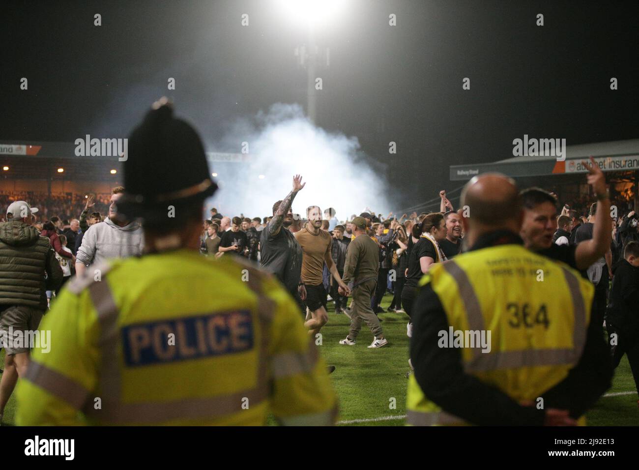 Burslem, Großbritannien. 19.. Mai 2022. Anhänger von Port Vale dringen auf das Spielfeld ein, nachdem ihr Team das Elfmeterschießen während des Play-Off-Halbfinalmatches der EFL Sky Bet League 2 zwischen Port Vale und Swindon Town am 19. Mai 2022 in Vale Park, Burslem, England, gewonnen hat. Foto von Jurek Biegus. Nur zur redaktionellen Verwendung, Lizenz für kommerzielle Nutzung erforderlich. Keine Verwendung bei Wetten, Spielen oder Veröffentlichungen einzelner Clubs/Vereine/Spieler. Kredit: UK Sports Pics Ltd/Alamy Live Nachrichten Stockfoto