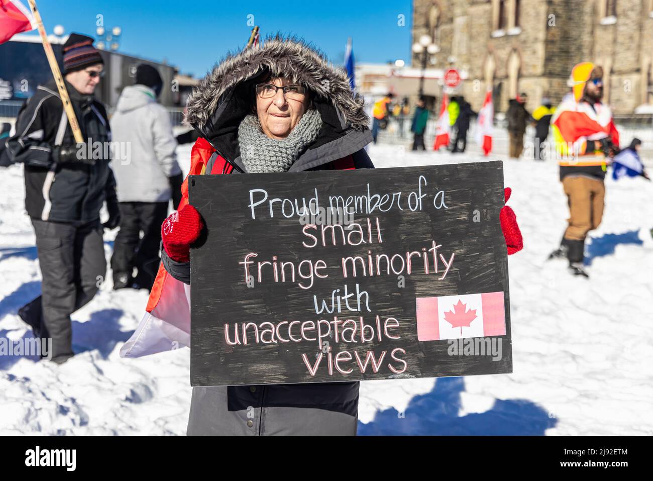 OTTAWA, ONTARIO, KANADA: 29.. Januar 2022: Aktivist hält ein Zeichen, stolzes Mitglied einer kleinen Minderheit mit inakzeptablen Ansichten, bei einer Kundgebung gegen das covid-Mandat. Stockfoto