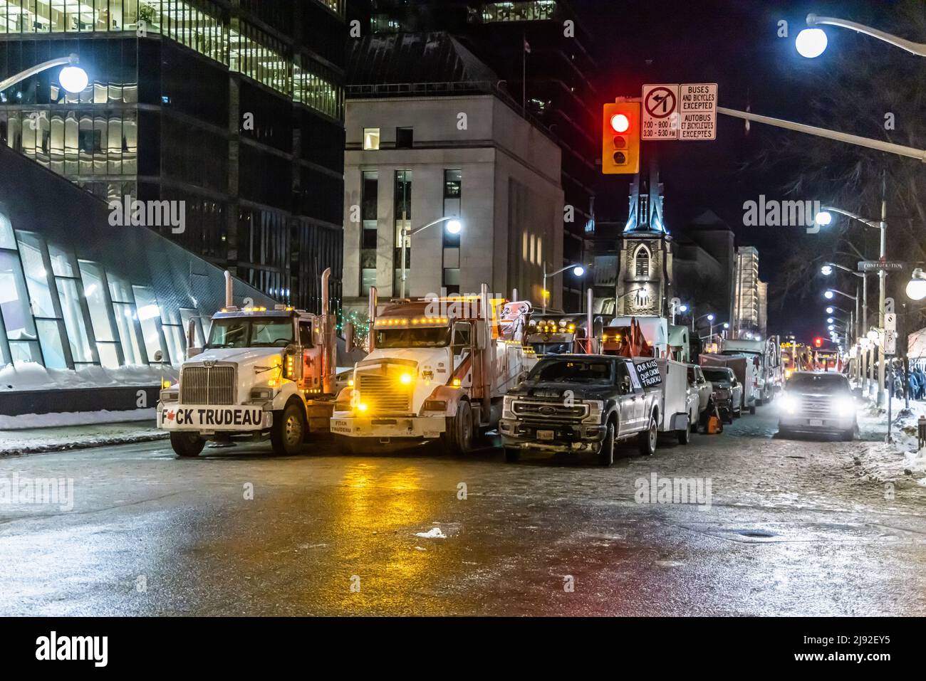 OTTAWA, ONTARIO, KANADA: 28.. Januar 2022: Trucker blockieren Straßen in der Nähe der US-Grenze während der Blockade des Freedom Convoy gegen die Einschränkungen des Coronavirus. Stockfoto