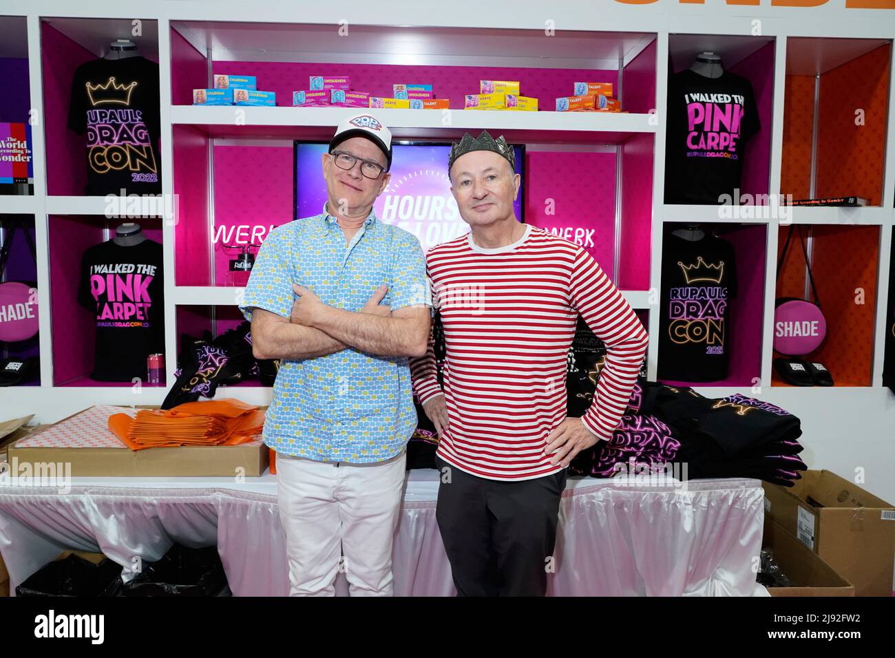 Randy Barbato und Fenton Bailey während der RuPaul DragCon 2022, Tag 2, die am Freitag, den 14. Mai 2022 im LA Convention Center in Los Angeles, Kalifornien, stattfand. Foto von Jennifer Graylock-Graylock.com Stockfoto