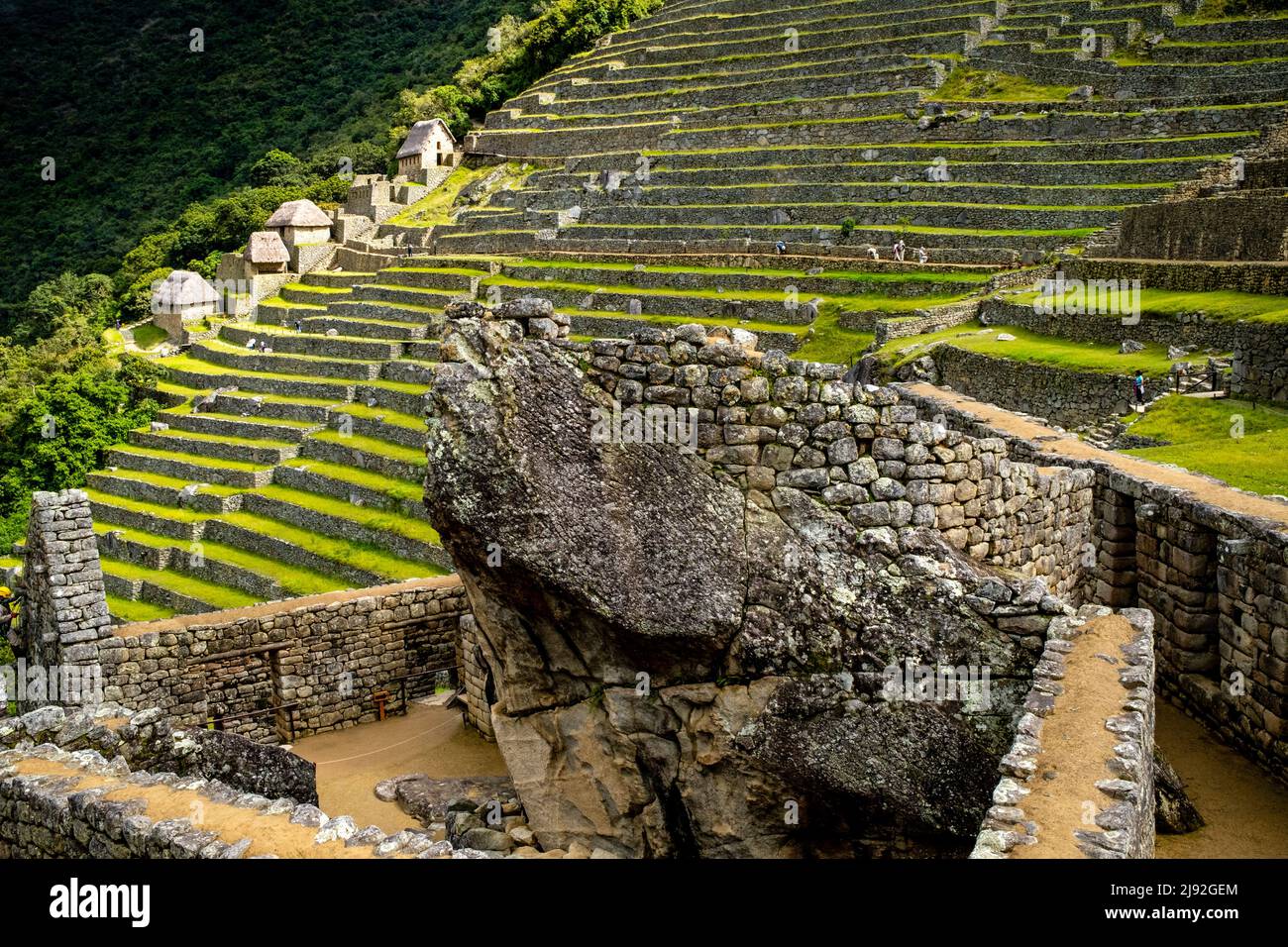 Trockenmauern und uralte Bauernterrassen in Machu Picchu, Provinz Urubamba, Peru. Stockfoto