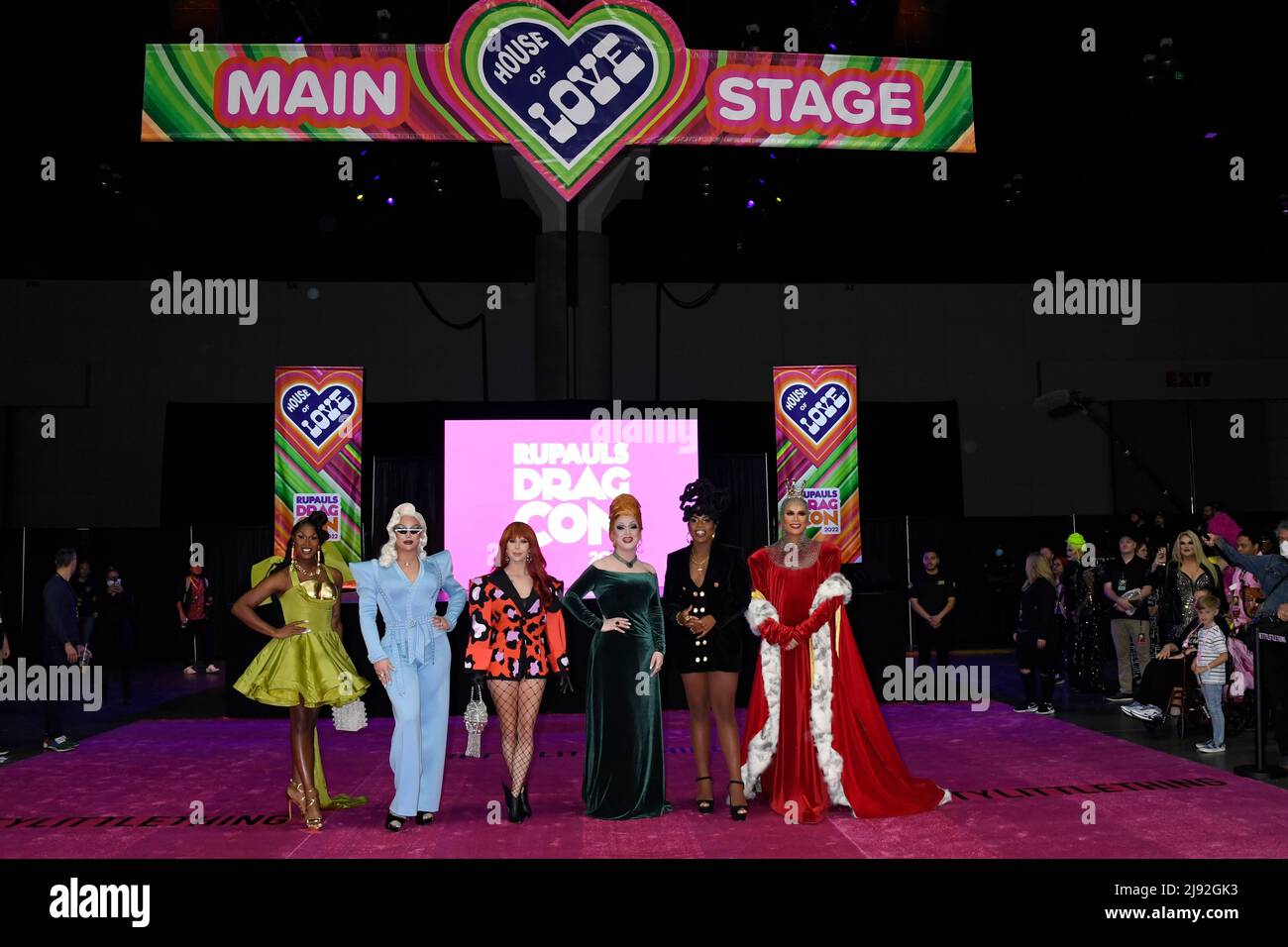 (Aus L) Shea Coule, die Vivienne, Trinity the Tuck, Jinkx Monsoon, Monet X Change, Und Raja nimmt am Pink Ribbon Cutting mit der Besetzung von RuPauls Drag Race All Stars Season 7 bei der Rupaul DragCon 2022, Day 1, Teil, die am Freitag, 13. Mai 2022 im LA Convention Center in Los Angeles, Kalifornien, stattfand. Foto von Jennifer Graylock-Graylock.com 917-519-7666 Stockfoto