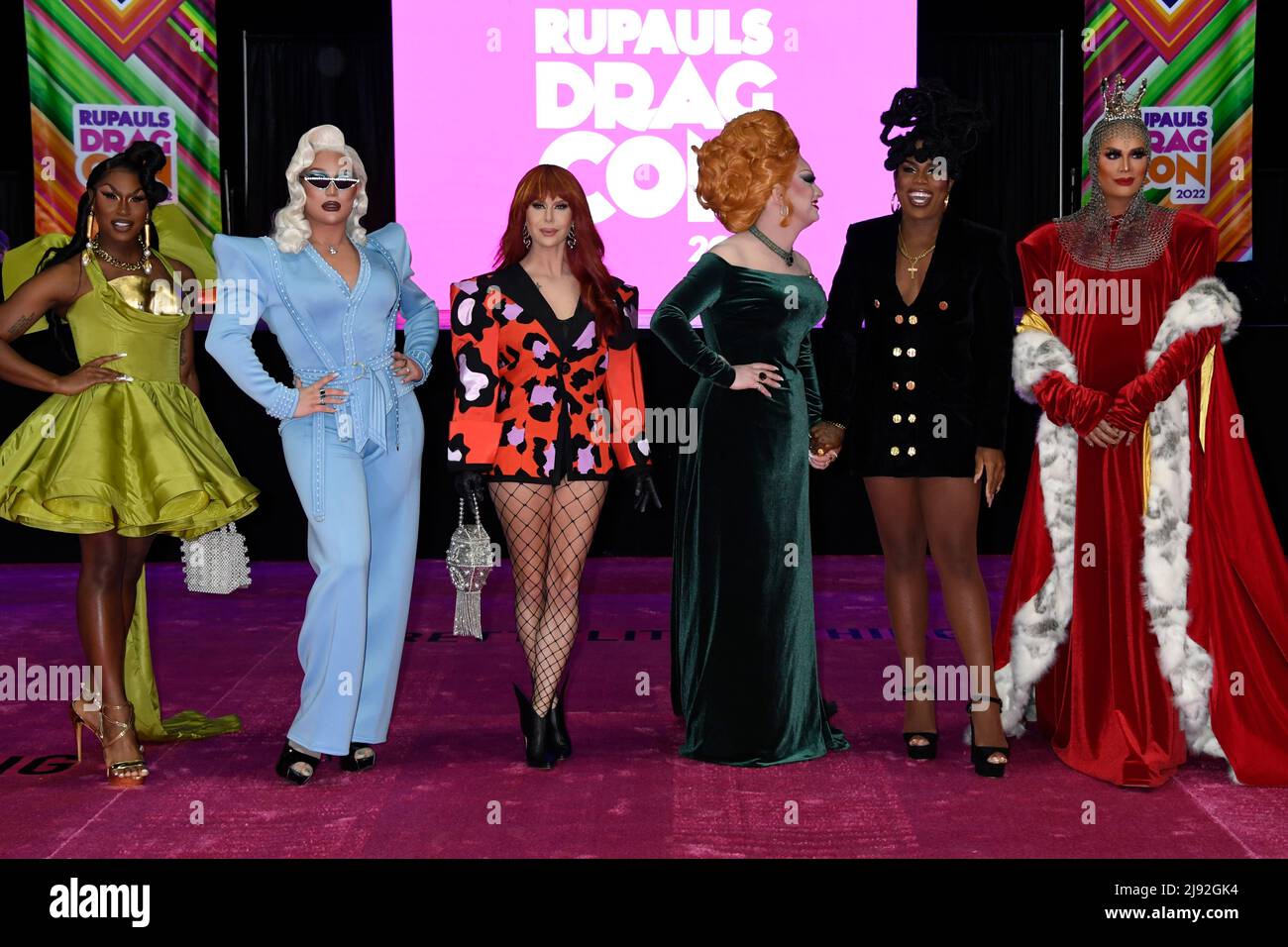 (Aus L) Shea Coule, die Vivienne, Trinity the Tuck, Jinkx Monsoon, Monet X Change, Und Raja nimmt am Pink Ribbon Cutting mit der Besetzung von RuPauls Drag Race All Stars Season 7 bei der Rupaul DragCon 2022, Day 1, Teil, die am Freitag, 13. Mai 2022 im LA Convention Center in Los Angeles, Kalifornien, stattfand. Foto von Jennifer Graylock-Graylock.com 917-519-7666 Stockfoto