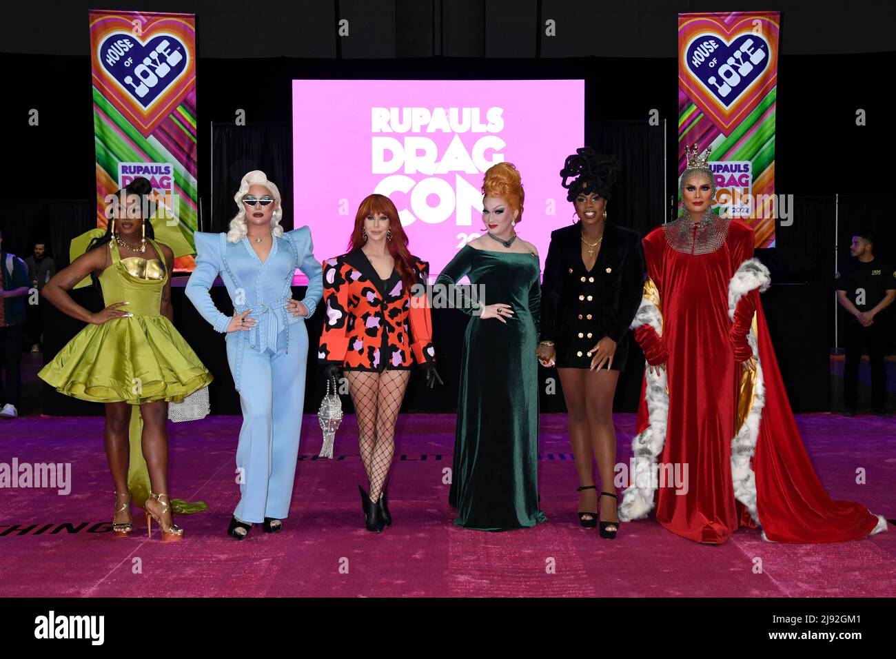 (Aus L) Shea Coule, die Vivienne, Trinity the Tuck, Jinkx Monsoon, Monet X Change, Und Raja nimmt am Pink Ribbon Cutting mit der Besetzung von RuPauls Drag Race All Stars Season 7 bei der Rupaul DragCon 2022, Day 1, Teil, die am Freitag, 13. Mai 2022 im LA Convention Center in Los Angeles, Kalifornien, stattfand. Foto von Jennifer Graylock-Graylock.com 917-519-7666 Stockfoto