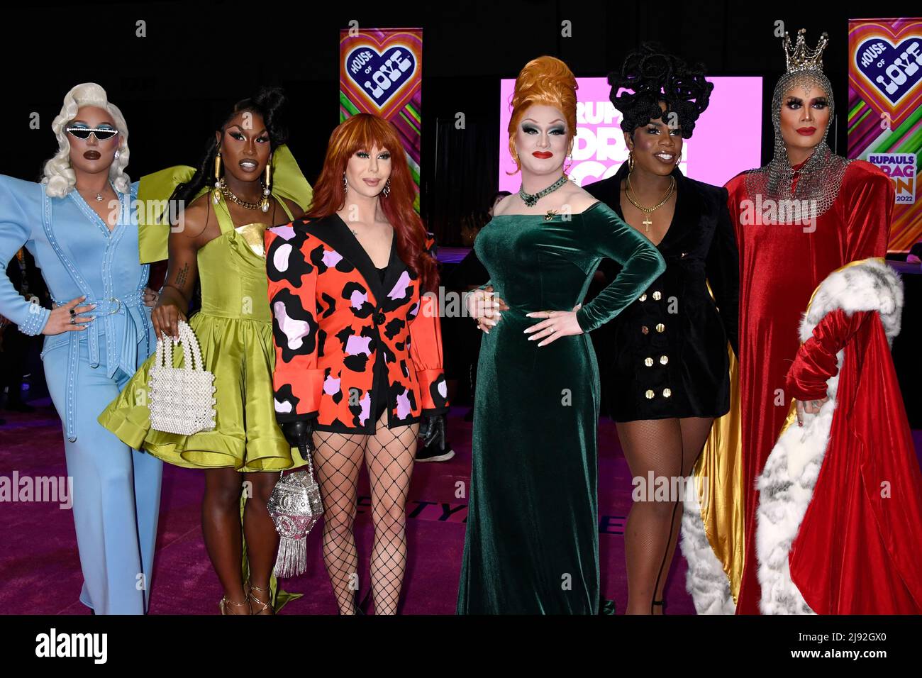 (Von L) die Darsteller Vivienne, Shea Coule, Trinity The Tuck, Jinkx Monsoon, Monet X Change und Raja von RuPauls Drag Race All Stars Saison 7 posieren nach der Pink Ribbon Cutting Ceremony während der Rupaul DragCon 2022, Tag 1, die im LA Convention Center in Los Angeles, Kalifornien, stattfand, Freitag, 13. Mai 2022. Foto von Jennifer Graylock-Graylock.com 917-519-7666 Stockfoto