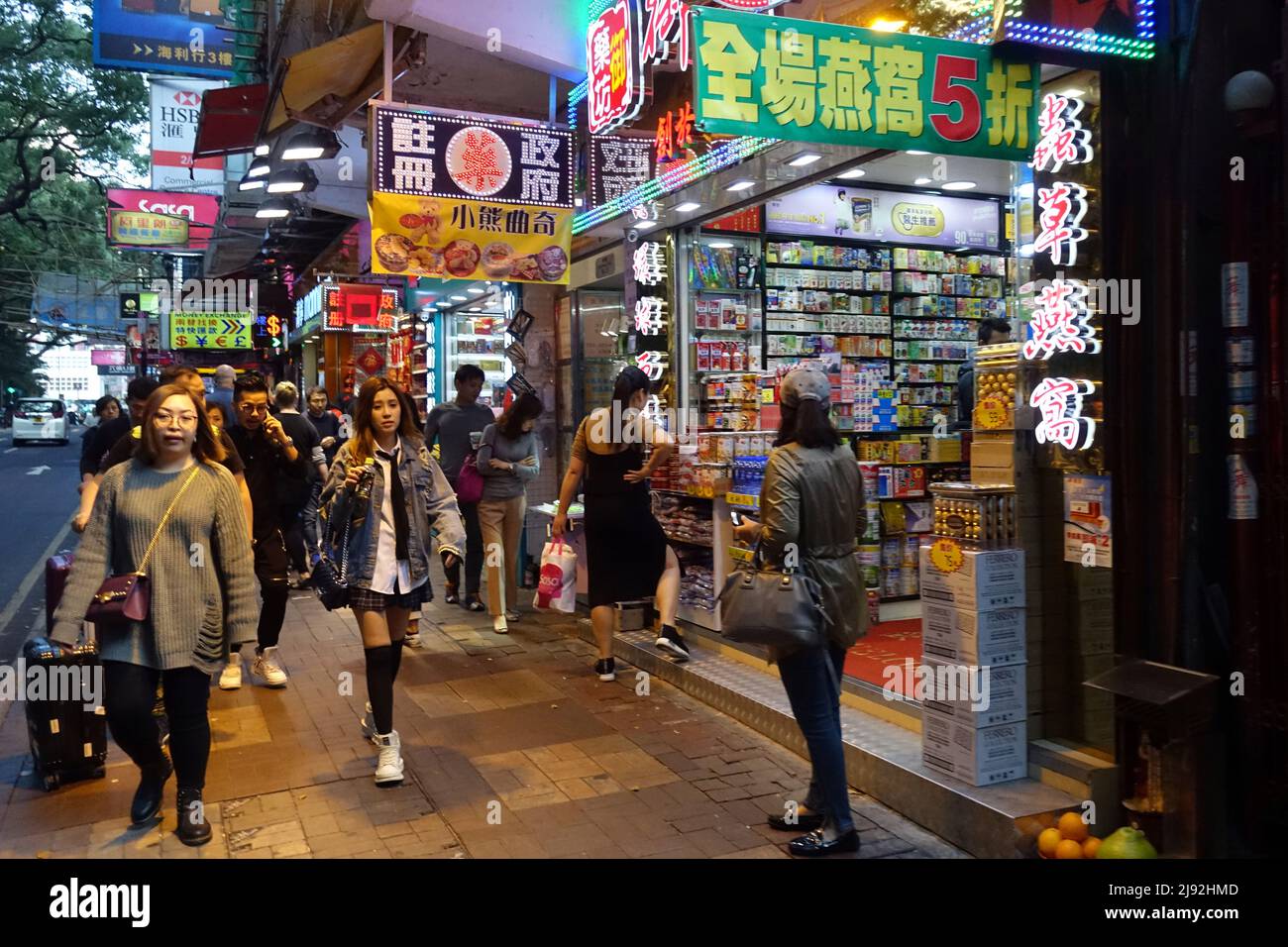 06.12.2017, Hongkong, Hongkong, China - Menschen in der Stadt. 00S171206D444CAROEX.JPG [MODEL RELEASE: NO, PROPERTY RELEASE: NO (c) caro images / Sorge Stockfoto