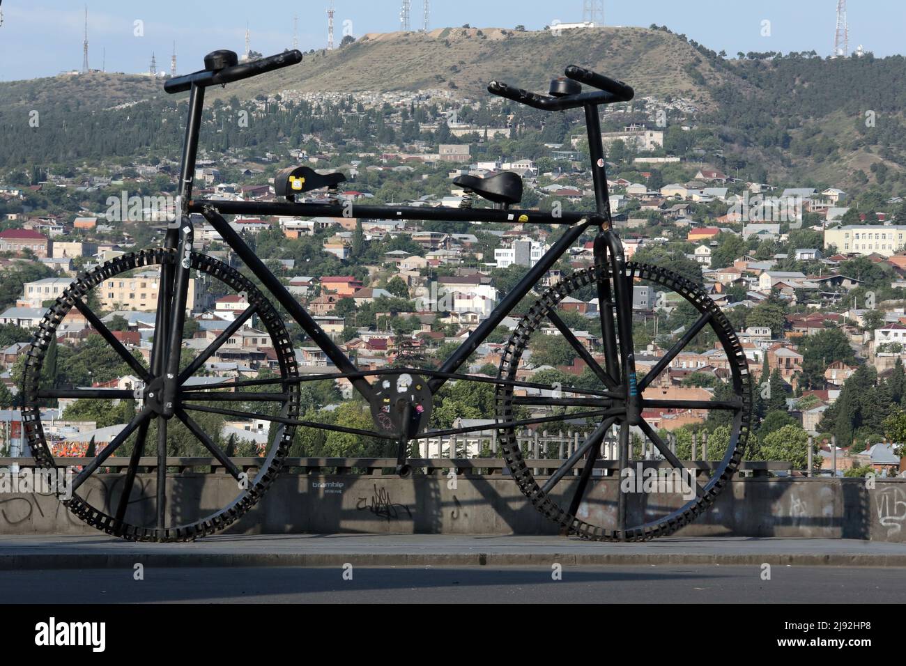 19.07.2018, Tiflis, , Georgia - übergroße Fahrradstatue in der Stadt. 00S180719D073CAROEX.JPG [MODEL RELEASE: NO, PROPERTY RELEASE: NO (c) caro images Stockfoto