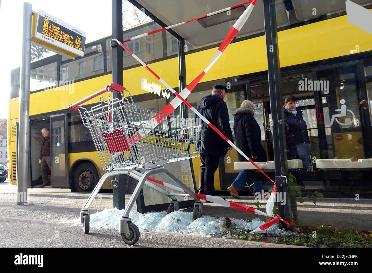 30.11.2019, Berlin, , Deutschland - Vandalismus: Glasscheibe eines BVG-Busheims wurde zerschlagen. 00S191130D147CAROEX.JPG [MODELLVERSION: NEIN, EIGENTUMSFREIGABE: Stockfoto