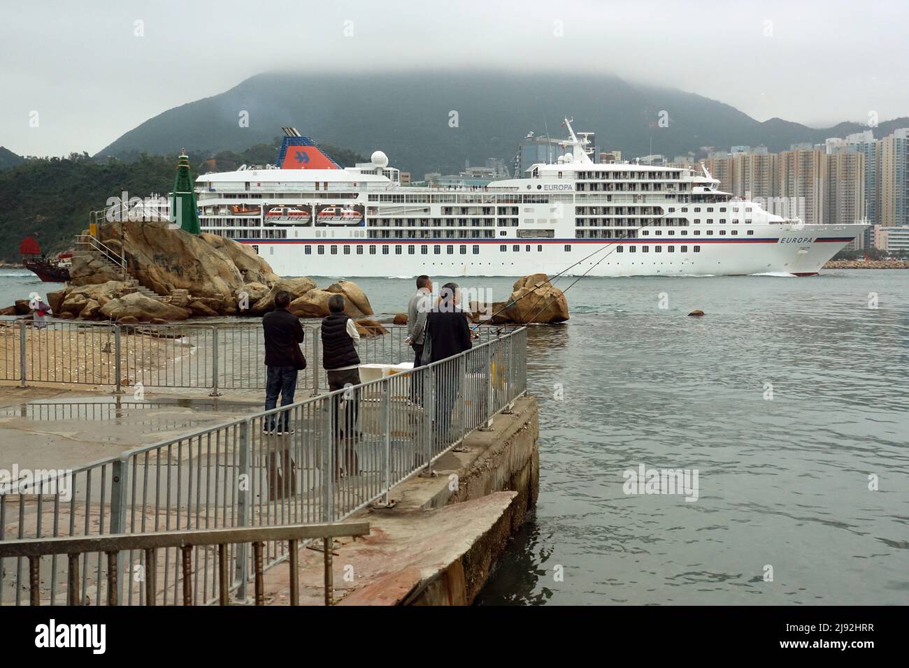24.03.2019, Hongkong, Hongkong, China - das Schiff MS Europa verlässt den Hafen. 00S190324D467CAROEX.JPG [MODEL RELEASE: NO, PROPERTY RELEASE: NO (C) Stockfoto