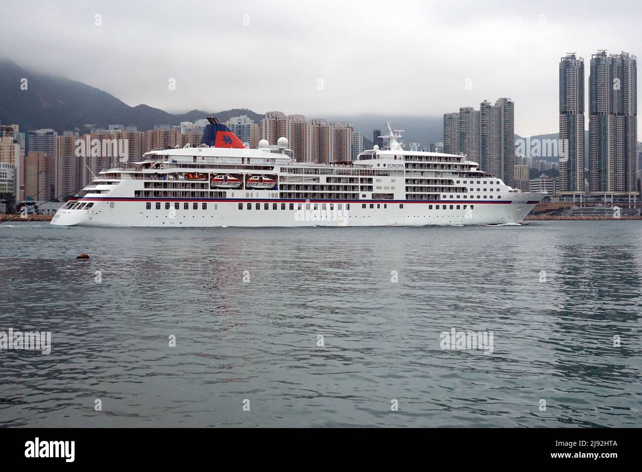 24.03.2019, Hongkong, Hongkong, China - das Schiff MS Europa vor der Skyline. 00S190324D468CAROEX.JPG [MODELLVERSION: NEIN, EIGENTUMSFREIGABE: Stockfoto