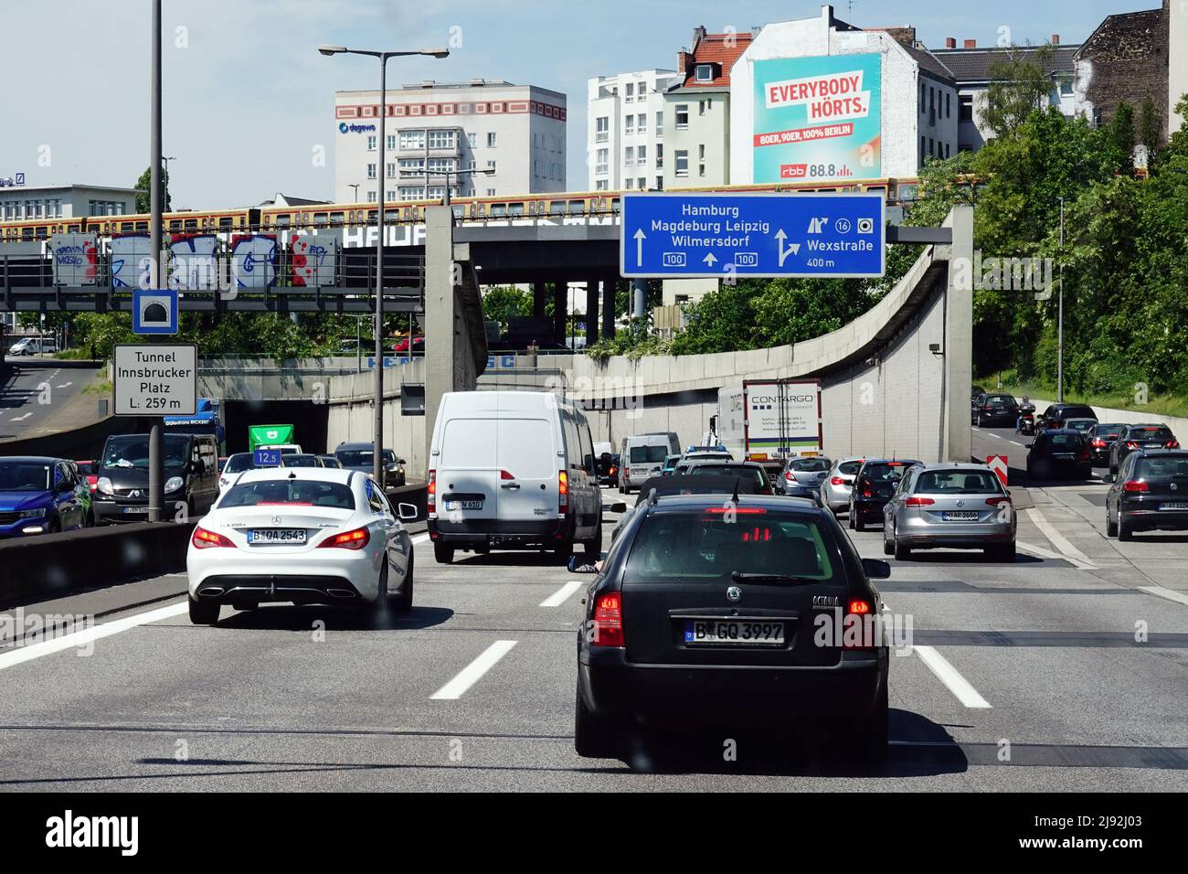 03.06.2021, Berlin, , Deutschland - Verkehr fließt auf der A100 in Richtung Norden vor dem Innsbrucker Platz Tunnel. 00S210603D497CAROEX.JPG [MODELLVERSION: NEIN Stockfoto