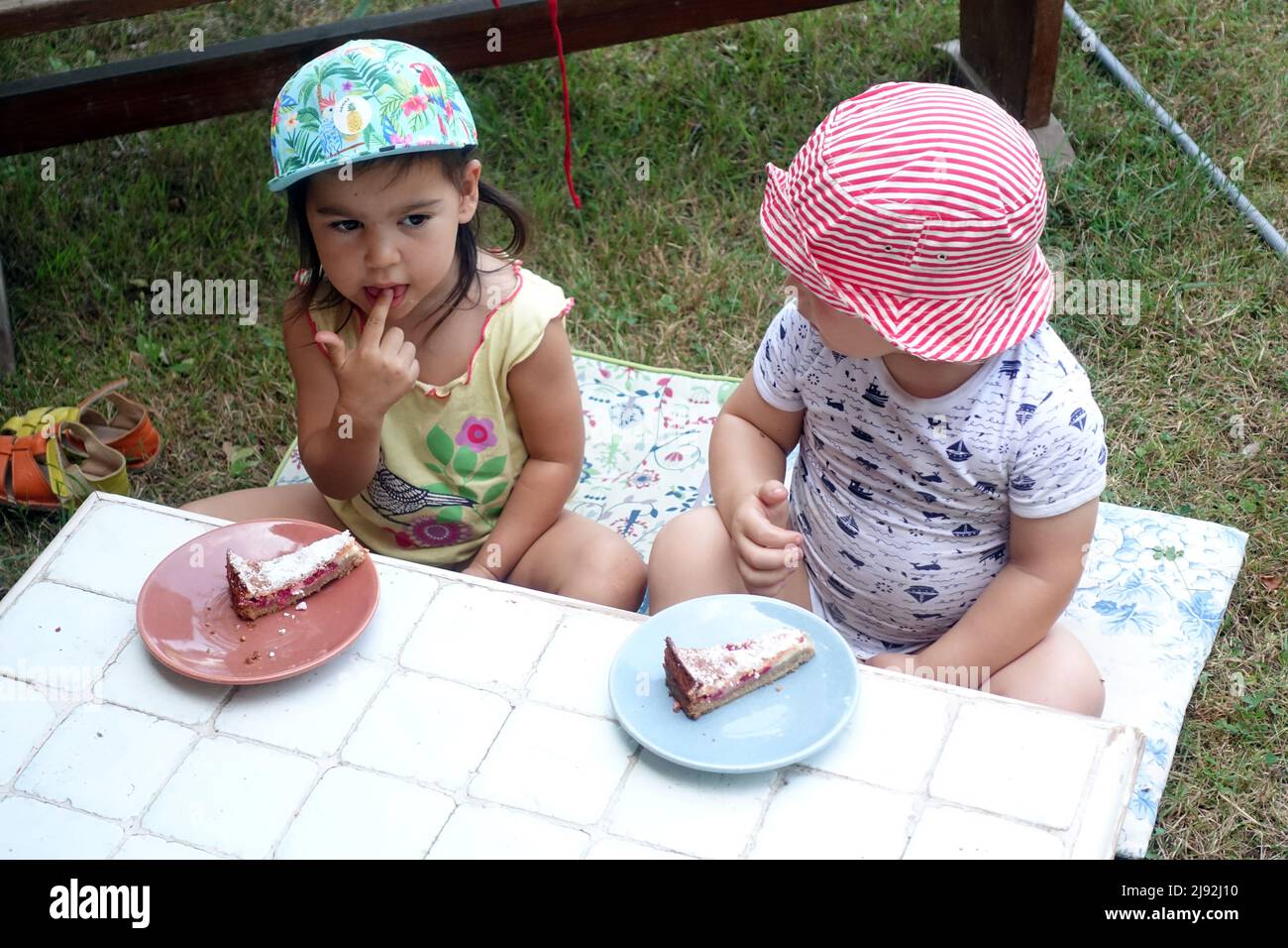 15.08.2020, Briescht, Brandenburg, Deutschland - Kleinkinder essen Kuchen im Garten. 00S200815D512CAROEX.JPG [MODEL RELEASE: NO, PROPERTY RELEASE: NO (C) Stockfoto