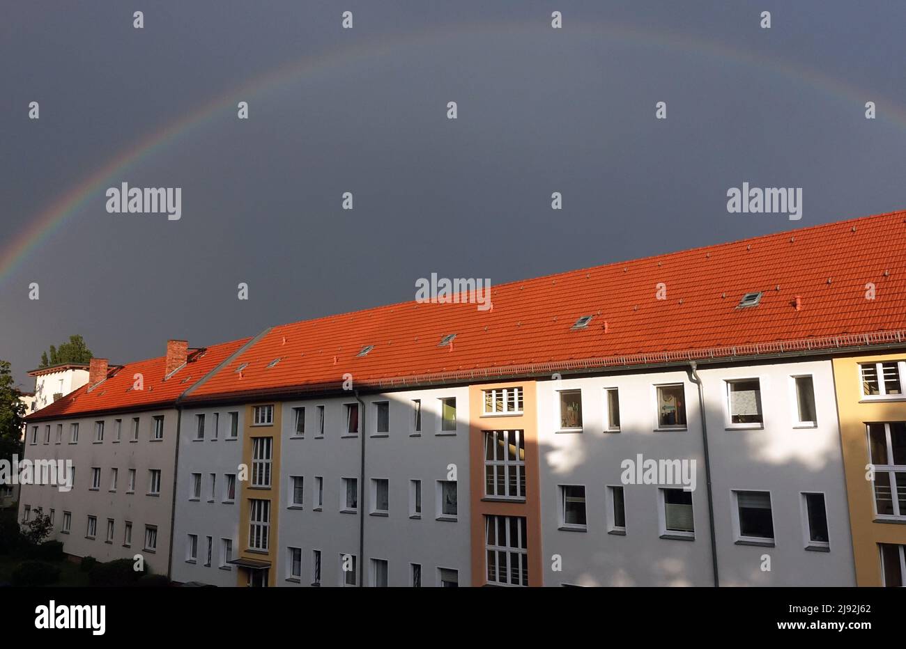 01.08.2021, Berlin, , Deutschland - Regenbogen über einem Wohngebiet. 00S210801D582CAROEX.JPG [MODEL RELEASE: NO, PROPERTY RELEASE: NO (c) caro images / so Stockfoto