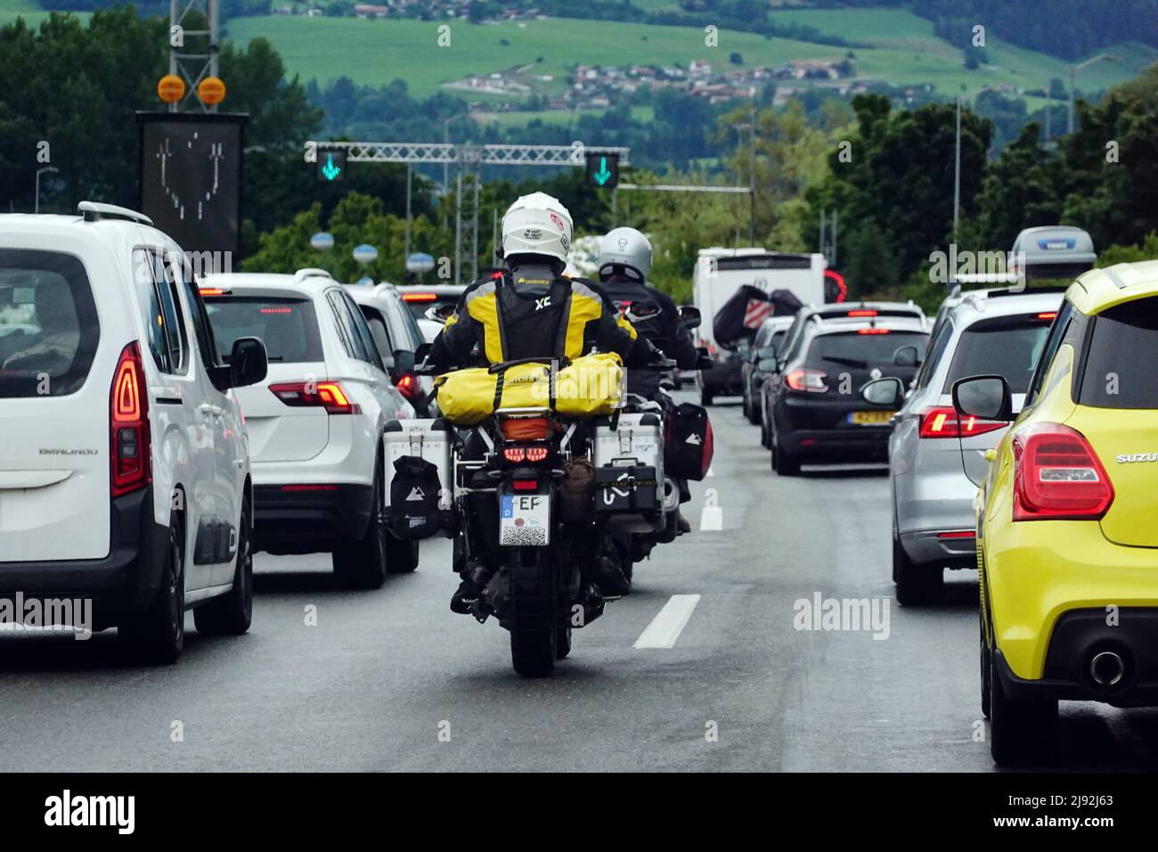 01.08.2021, Kiefersfelden, Bayern, Deutschland - Motorradfahrer fahren bei einem Stau auf der A93 durch die Notspur. 00S210801D579CAROEX.JPG Stockfoto