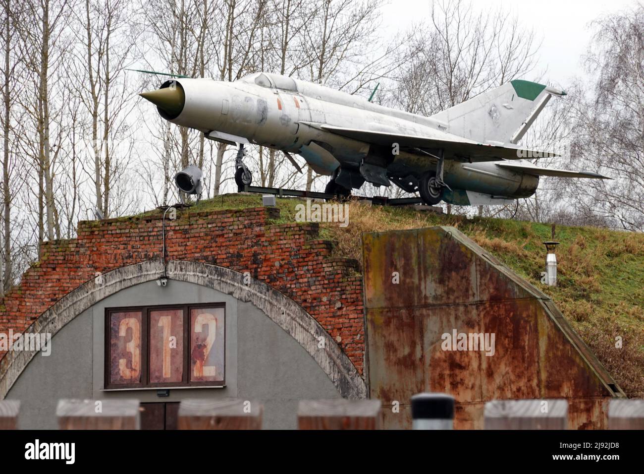 17.12.2021, Neuruppin, Brandenburg, Deutschland - ausgediente MiG 21 auf dem Dach eines Flugzeughangars. 00S211217D421CAROEX.JPG [MODELLVERSION: NEIN, EIGENTUM R Stockfoto
